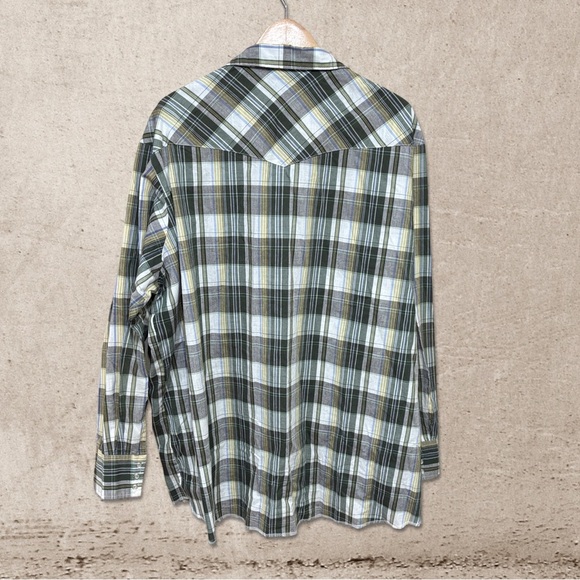 Wrangler plaid button down shirt - Picture 2 of 3